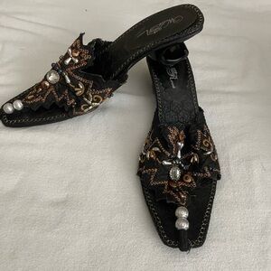 Selling a pair of Wild Rose 9 1/2 Black slide in sandal like shoe.